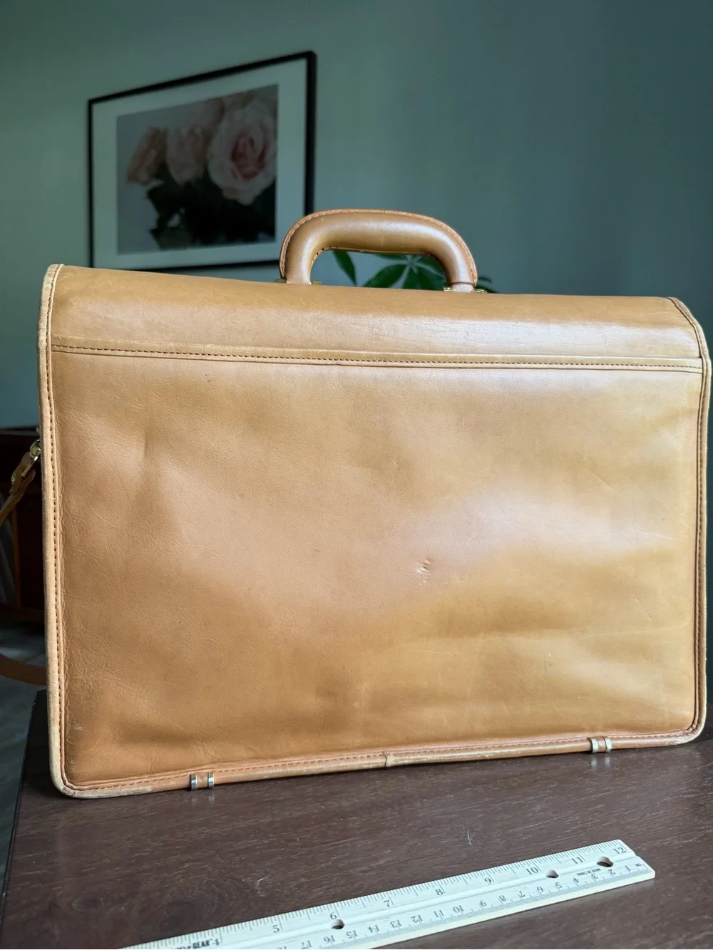 Classic Tan Leather Briefcase with Adjustable Shoulder Strap